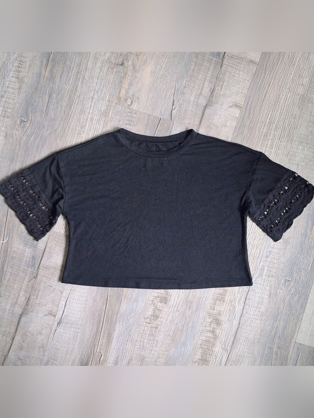Black Lace Sleeve Crop Top XL | Eyelet Crochet Sleeve Tee